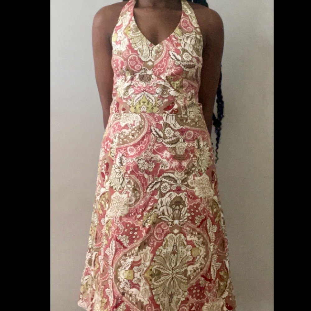 Hi everyone! This is an Ann Taylor halter neck dress. It’s a little big for me.